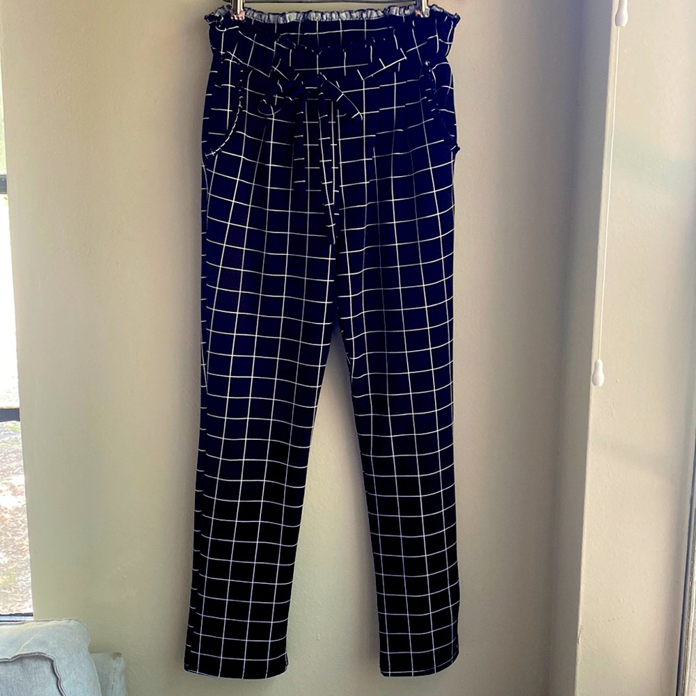 flattering straight-leg fit with spandex waistline and bow